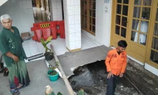 Tanah Ambles di Masjid Jami Nurul Haq, BPBD Duga Akibat Drainase Bocor