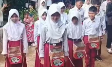 Viral Aksi Siswa SD Mainkan 'Marching Band' Pakai Kaleng Biskuit Bekas
