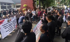 Tidak Ada Kemajuan, Massa Desak Kadisdik Kabupaten Cirebon Ronianto Mundur