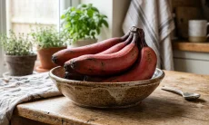 ‎Ada 5 Manfaat Pisang Merah bagi Kesehatan yang Jarang Orang Tahu