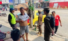 Geger, Puluhan Bekas Botol Miras Menggantung di Tiang Listrik Alun-alun Karawang