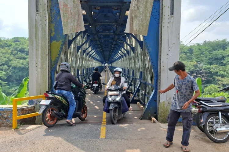 Tekanan Ekonomi, Motif di Balik Aksi Percobaan Bunuh Diri di Jembatan Cirahong