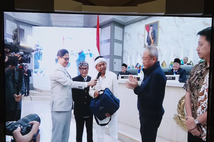 Serahkan Kadeudeuh Rp1 Miliar untuk Persib, Dedi Mulyadi Berkelakar Soal Nikah Lagi