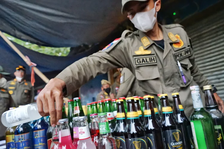 Razia Miras Ilegal di Kota Bandung, Satpol PP Ungkap Pola Kucing-Kucingan Penjual