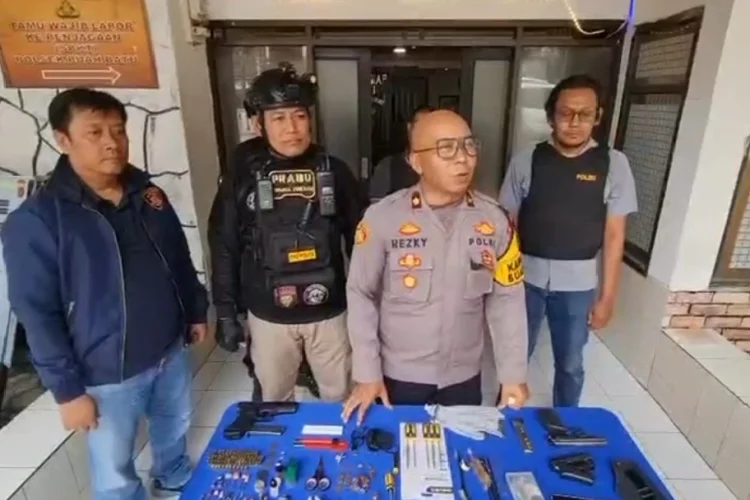 Polisi Tangkap Pemilik Senjata Api Rakitan dan 60 Butir Amunisi di Bandung