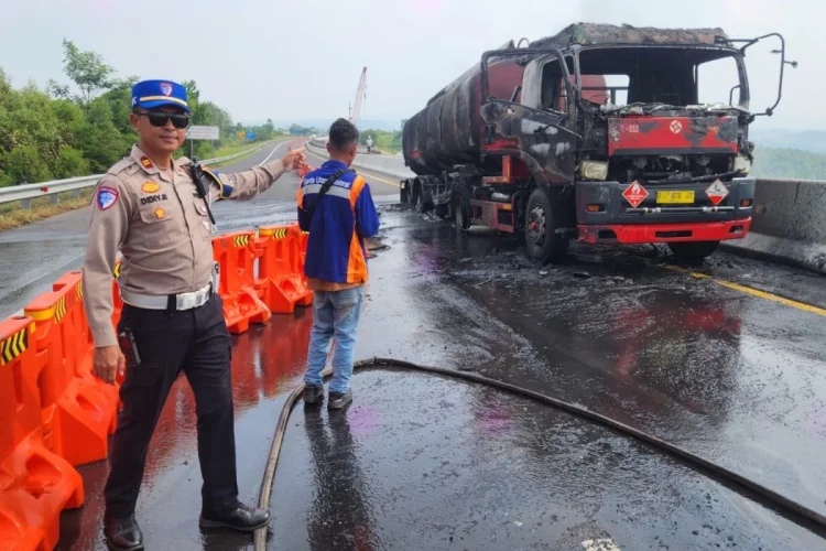 Truk Tangki Pertamina Terbakar di Tol Cisumdawu, Tidak Ada Korban Jiwa