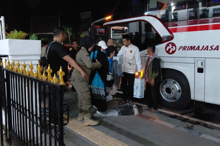 441 Jemaah Haji Kloter 04 Tiba di Tasikmalaya, Disambut Haru Ribuan Keluarga di GDI