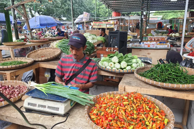 Rupiah Tembus Rp18.000 per Dolar AS, Pedagang Pasar Cimahi Keluhkan Omzet Anjlok