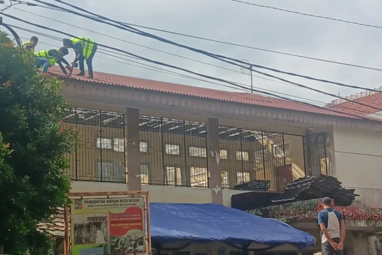 Pekerja Proyek Renovasi Puskesmas Pondok Rumput Diduga Abaikan K3