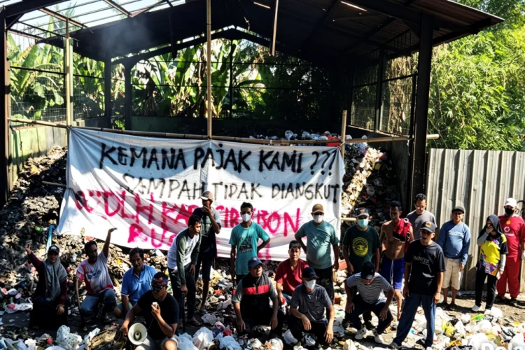 Sampah Meluber hingga ke Jalan, Warga PCL Cirebon Tagih Janji Bupati