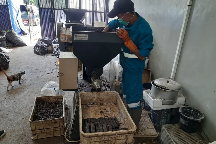 Mesin Pengelohan Sampah Jadi Briket Segera Disebar ke Kota Bandung