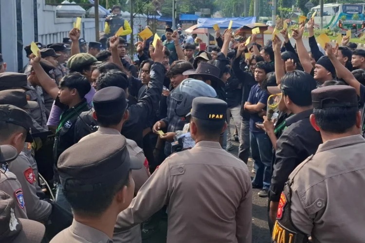 Simbol Kekecewaan, HMI Tasikmalaya Beri Kartu Kuning ke Pemkot Tasikmalaya