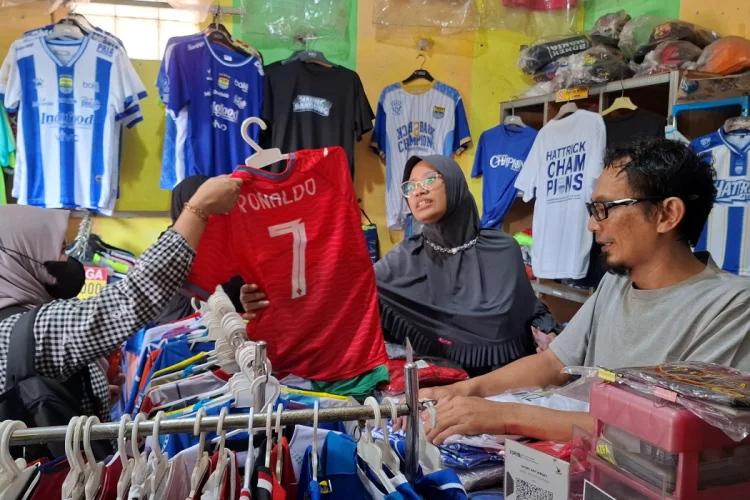 Pedagang Jersey Replika Piala Dunia 2026 di Tasikmalaya Mengeluh