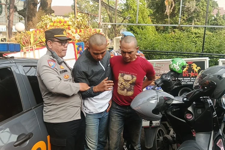 2 Pelaku Begal Ponsel Ketangkap Tangan Saat Beraksi di Cicendo Bandung      Kapolsek