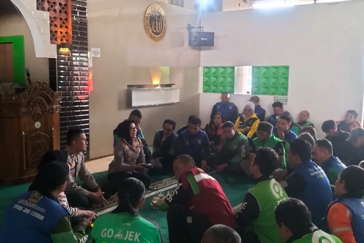 Ditlantas Polda Jabar Gelar Polantas Menyapa dan Bakti Sosial