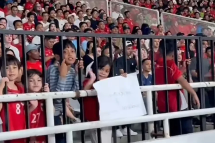 Diprovokasi Oknum, Anak-anak di GBK Justru Kompak Teriakkan Nama Beckham Putra