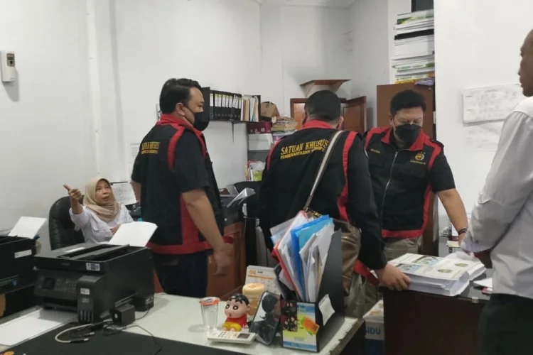 Kejati Jabar Geledah Kantor DPRD Indramayu, Sejumlah Dokumen Disita
