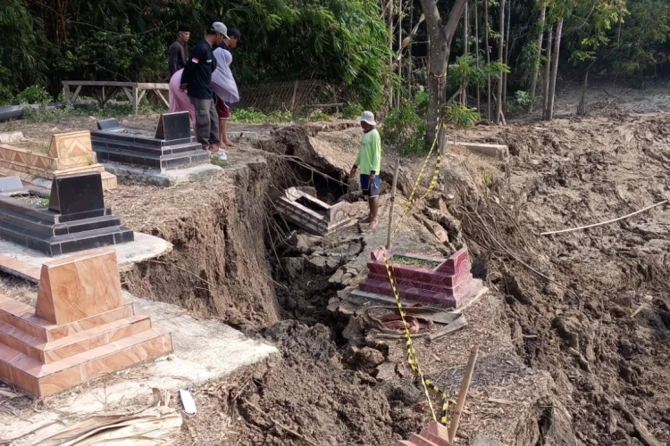 Belasan Makam Tergerus Longsor, Diduga Akibat Proyek Pengendali Banjir BBWS Citarum