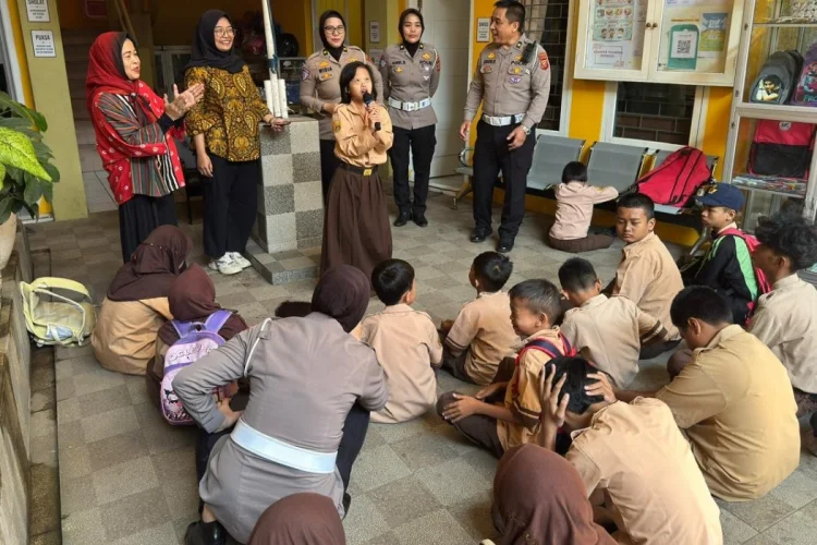 Ditlantas Polda Jabar Salurkan Bantuan Sosial ke Siswa Berkebutuhan Khusus di Bandung