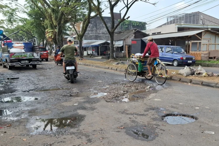 Perbaikan Jalan Lingkar Pasar Cikurubuk Terkendala Anggaran, Warga Diminta Bersabar