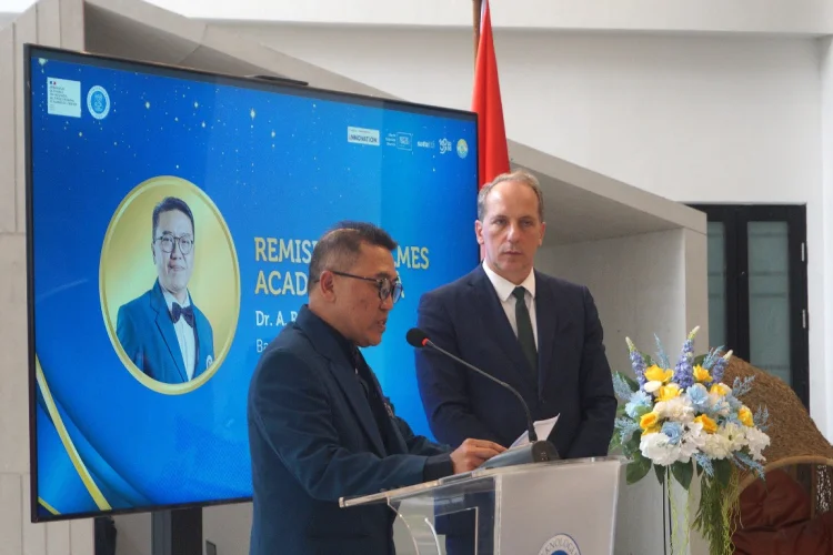 FOTO: Dubes Prancis Serahkan Penghargaan Palmes Académiques untuk Wakil Rektor ITB