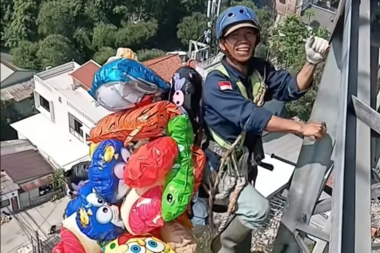 Petugas PLN Panjat Tower SUTET Demi Evakuasi Balon Pedagang, Warganet Malah Salfok
