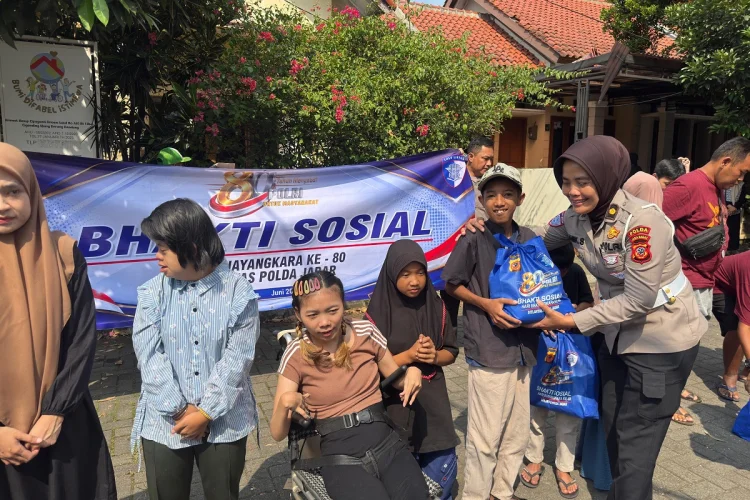 Ditlantas Polda Jabar Salurkan Bantuan Sosial untuk Anak Difabel di Bandung