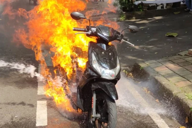 Mau Dibawa ke Bengkel, di Tengah Jalan Motor Matik Terbakar di Jalan Pajajaran