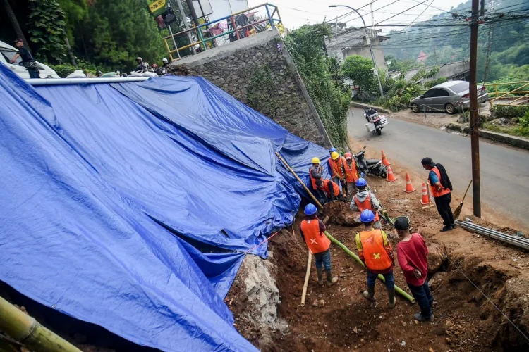 Tebing Penahan Tanah Setinggi 6 Meter di Dago Longsor