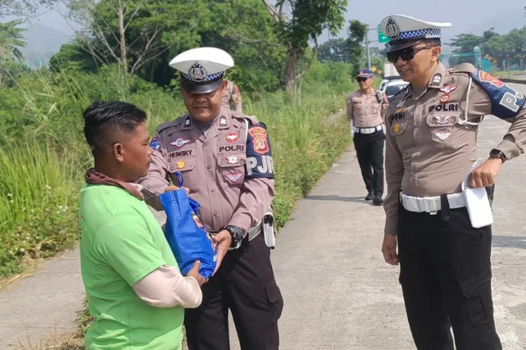 Ditlantas Polda Jabar Berbagi Sembako ke Petugas Kebersihan Jalan Tol