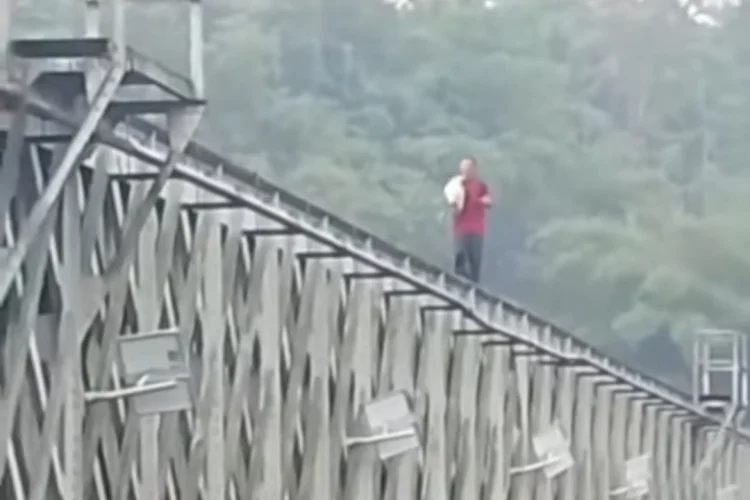 Pria Diduga ODGJ Nekat Lakukan Aksi Ekstrem Berdiri di Atas Jembatan Cirahong