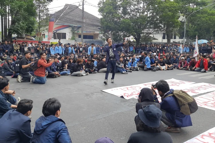 Ribuan Mahasiswa Geruduk DPRD Jabar, Sampaikan 5 Tuntutan Kritik Program Prabowo