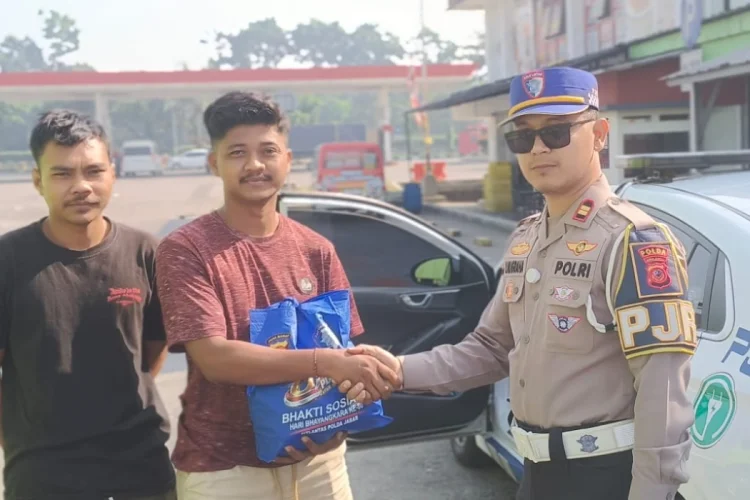 Ditlantas Polda Jabar Gelar Baksos untuk Pengamen dan Pengemudi Angkutan Barang