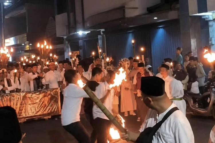 Tragis! Atraksi Sembur Api Pawai Obor Tahun Baru Islam di Purwakarta Berujung Petaka