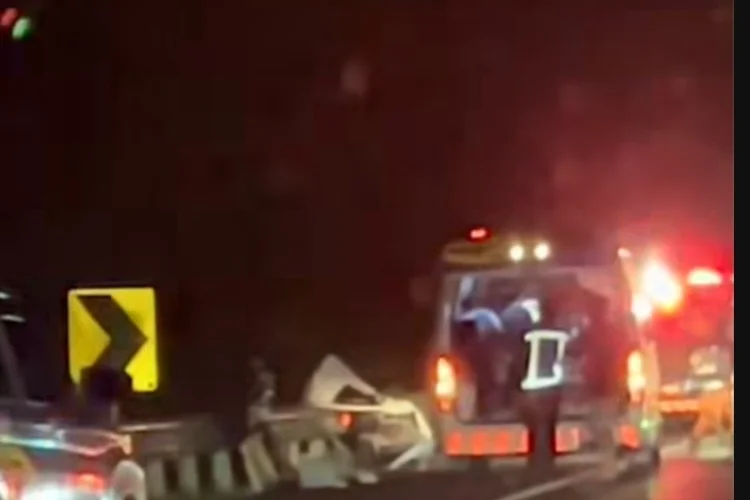 Kecelakaan Maut Travel di Tol Cipularang KM 98: Dua Orang Terjepit
