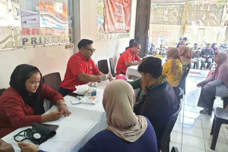 Bulan Bung Karno, PAC Parongpong Pilih Pengobatan Gratis sebagai Bentuk Gotong Royong