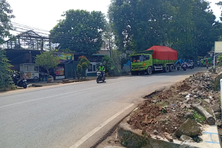 Banyak Ceceran Tanah di Jalan Batutulis, Dedie Minta Anak Buahnya Tegur Kontraktor