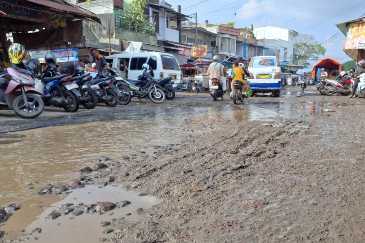Jalan Pasar Induk Cikurubuk Rusak dan Becek, Pedagang Keluhkan Turunnya Pengunjung