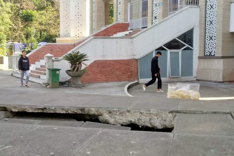 Masjid Al Fathu Soreang Dikeluhkan Kumuh, Sampah Berserakan, Ornamen Batu Alam Rusak