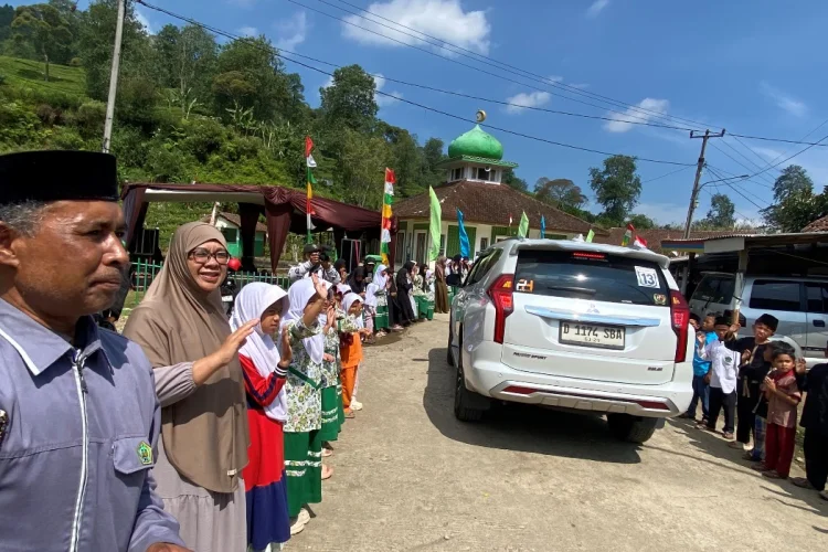 Tak Sekadar Tourting, Pajero Hood Indonesia Gelar Bakti Sosial di Kampung Rancasuni