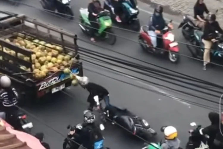 Viral Pengendara Motor Jatuh Demi Curi Kelapa, Endingnya Bikin Netizen Ngakak