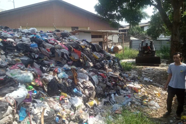 Tak Diangkut Berbulan-bulan, Sampah di Kelurahan Utama Cimahi Selatan Menggunung