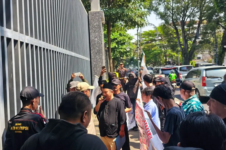 Massa Cirebon Geruduk Kejati Jabar, Pertanyakan Penunjukan Plt Kajari Sumber