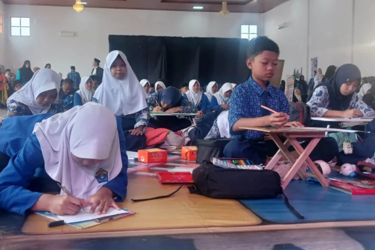Puluhan Siswa SMP Ikuti Lomba Poster Gerakan 7 Kebiasaan Anak Indonesia Hebat