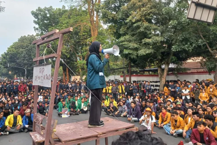 Kembali Turun ke Jalan, Mahasiswa Bawa Replika Alat Pancung dan Tuntut Evaluasi Total