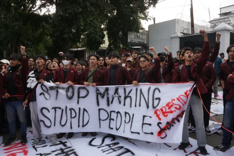 FOTO: BEM SI Jabar Gelar Aksi, Tuntut Evaluasi Total Pemerintahan Prabowo-Gibran