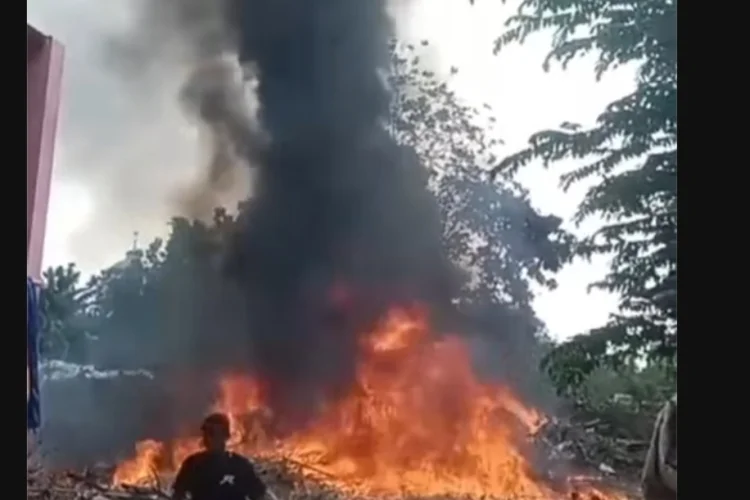 Viral di Threads, Pembakaran Sampah Sisa SPPG Nyaris Lalap Rumah Warga