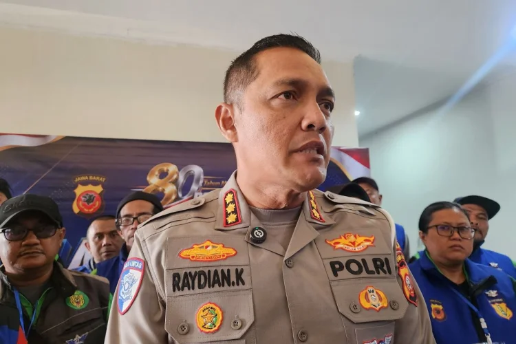 Polda Jabar Bekali Pengemudi Ojol Buku Saku dan Materi Safety Riding