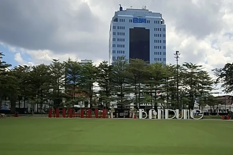 Taman Alun-Alun Bandung Belum Dibuka Penuh, Wali Kota Ungkap Masalah Proyek Renovasi