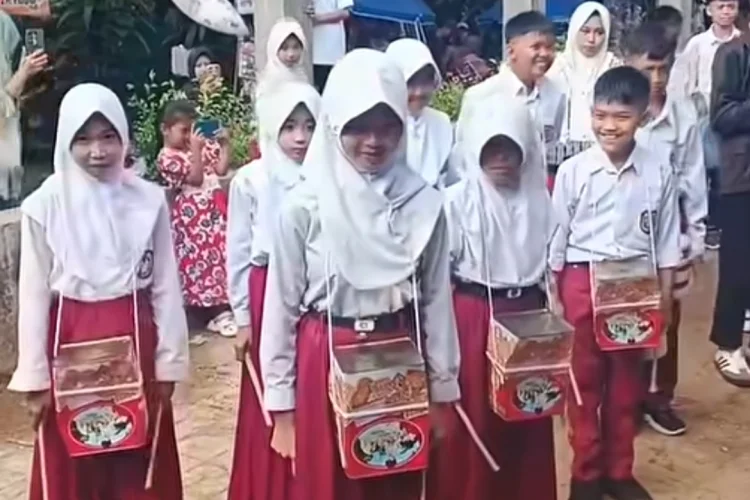 Viral Aksi Siswa SD Mainkan 'Marching Band' Pakai Kaleng Biskuit Bekas